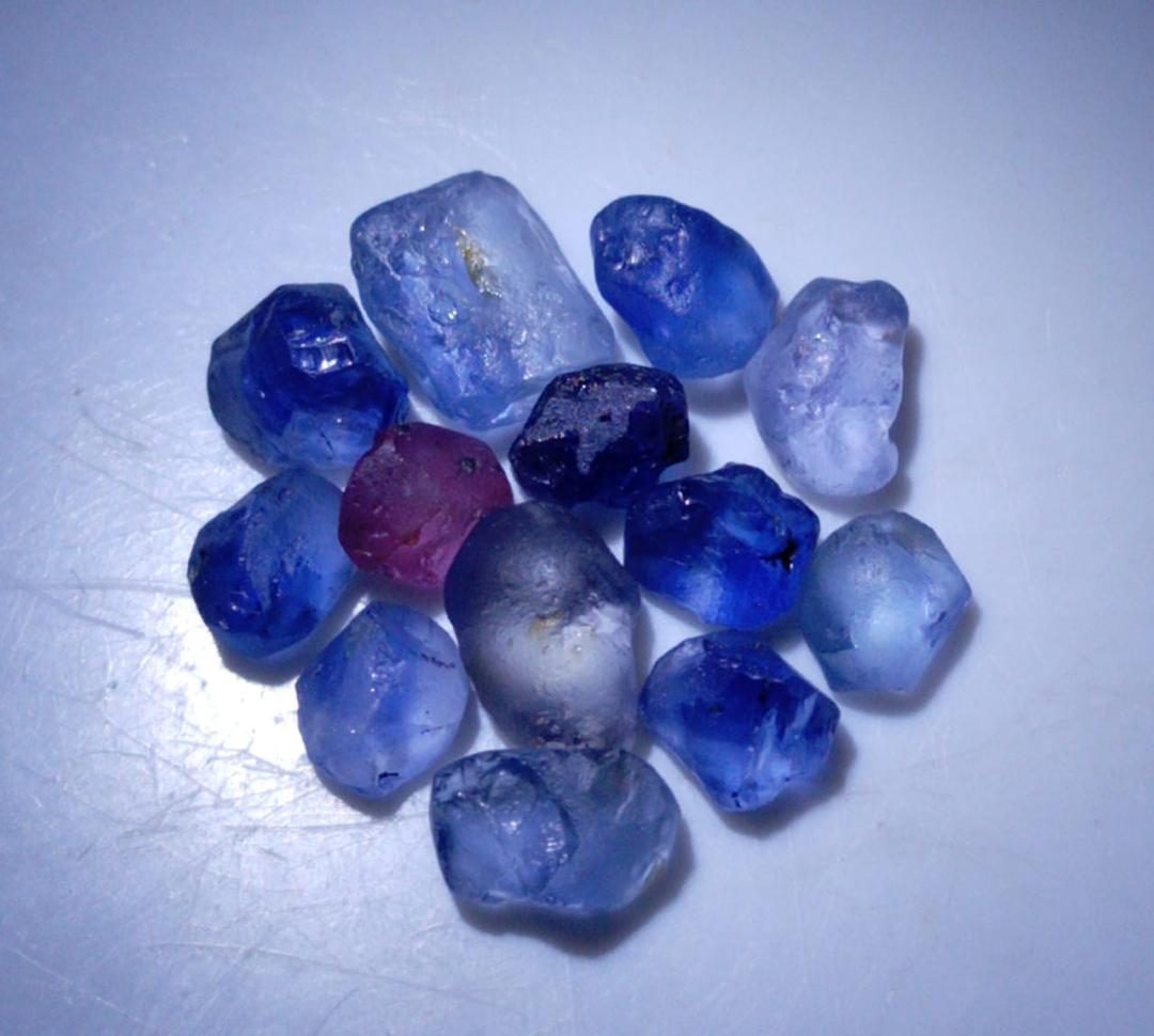 Rough sapphires, blue and pink