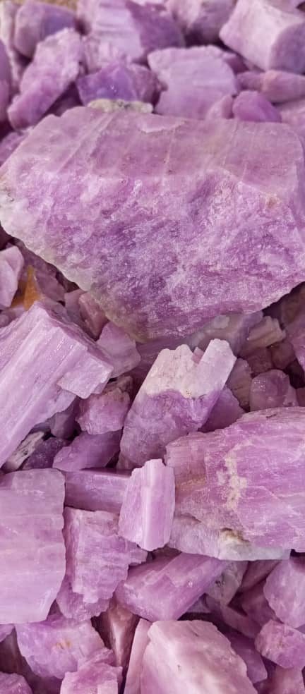 Kunzite rough, sorted